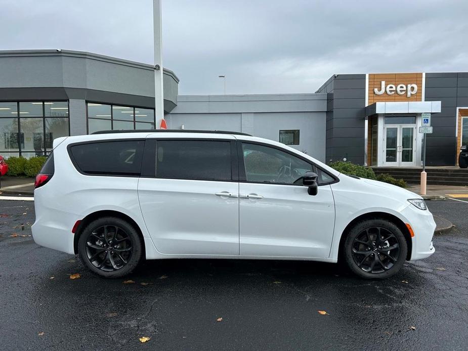 new 2024 Chrysler Pacifica car, priced at $40,177