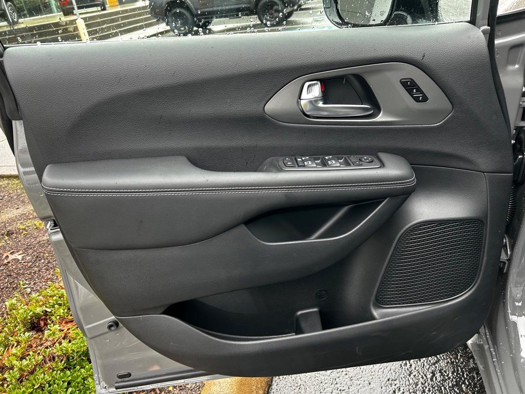 new 2025 Chrysler Pacifica car, priced at $39,992