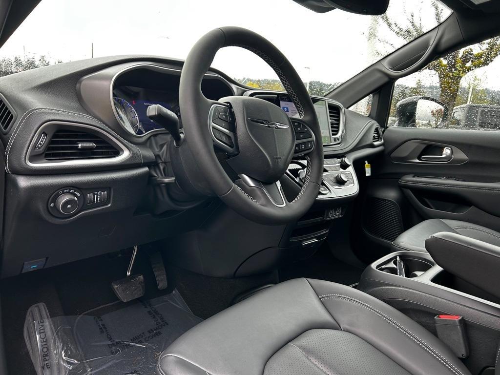 new 2025 Chrysler Pacifica car, priced at $39,992