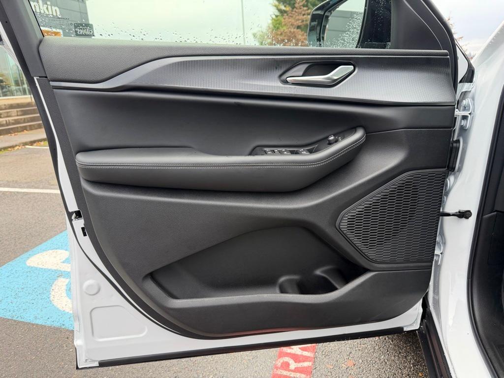 new 2025 Jeep Grand Cherokee car, priced at $39,992