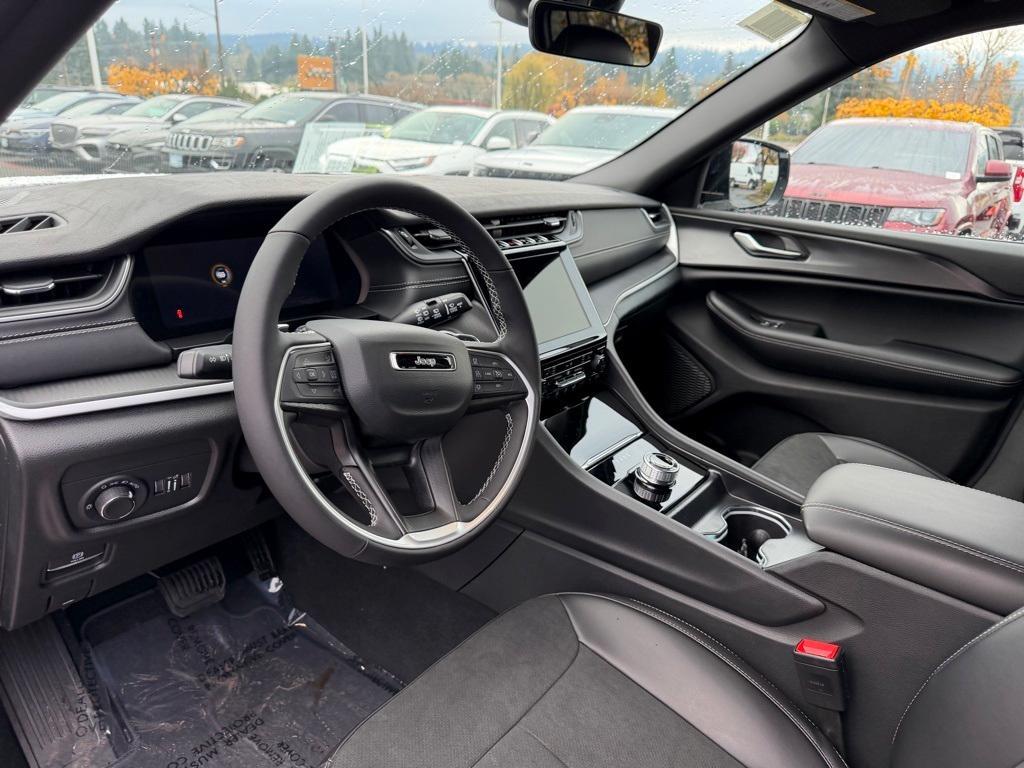 new 2025 Jeep Grand Cherokee car, priced at $39,992