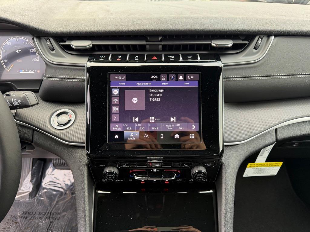 new 2025 Jeep Grand Cherokee car, priced at $39,992