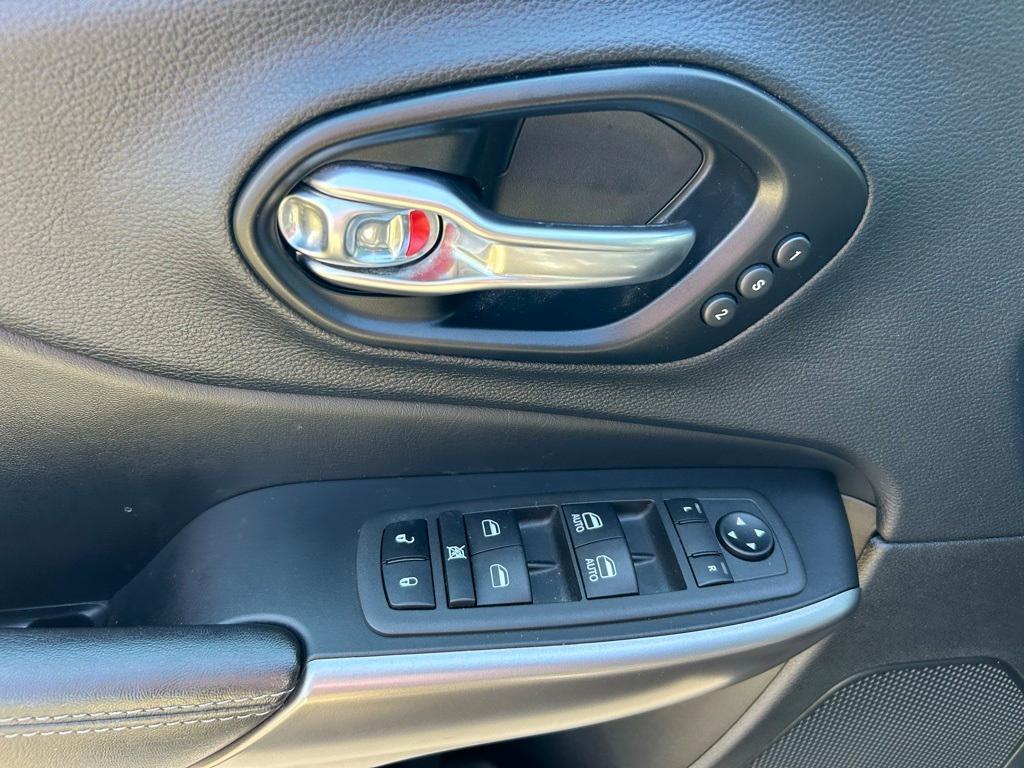 used 2022 Jeep Cherokee car, priced at $27,990