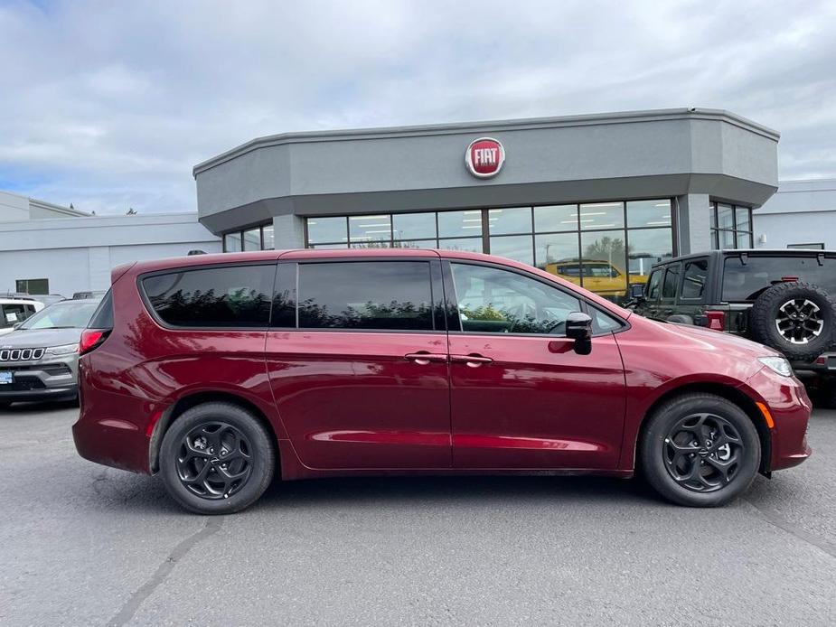 new 2023 Chrysler Pacifica Hybrid car, priced at $38,492