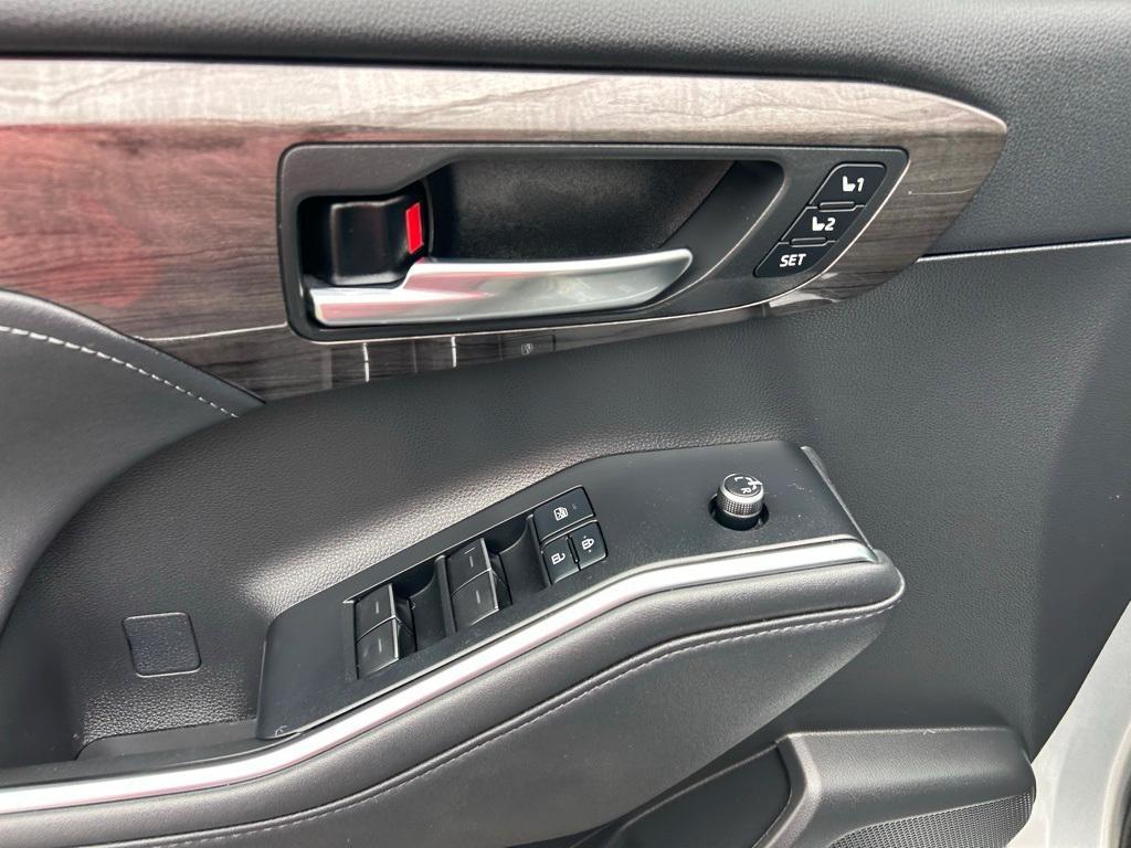 used 2021 Toyota Highlander car, priced at $37,990