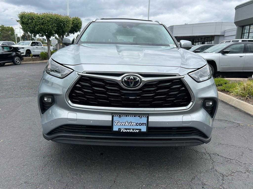 used 2021 Toyota Highlander car, priced at $37,990