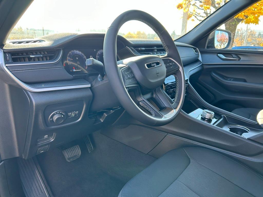 new 2025 Jeep Grand Cherokee car, priced at $39,978