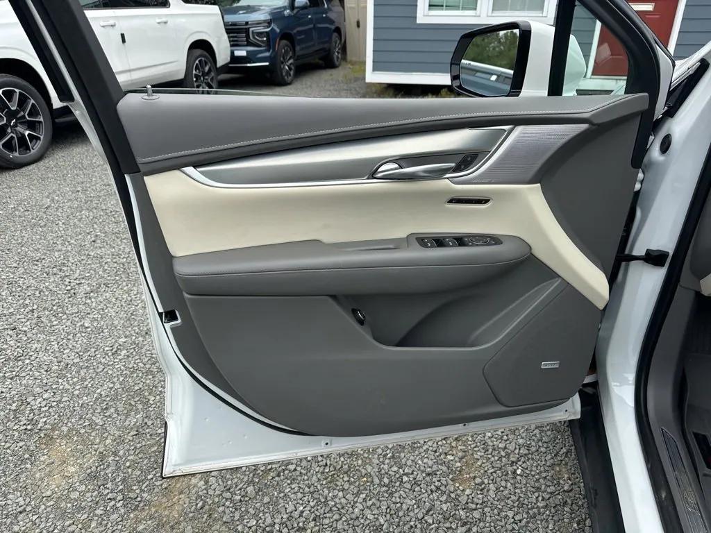 used 2022 Cadillac XT5 car, priced at $31,999
