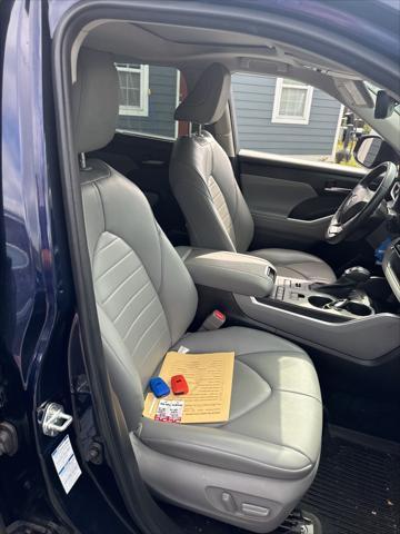 used 2022 Toyota Highlander car, priced at $34,999