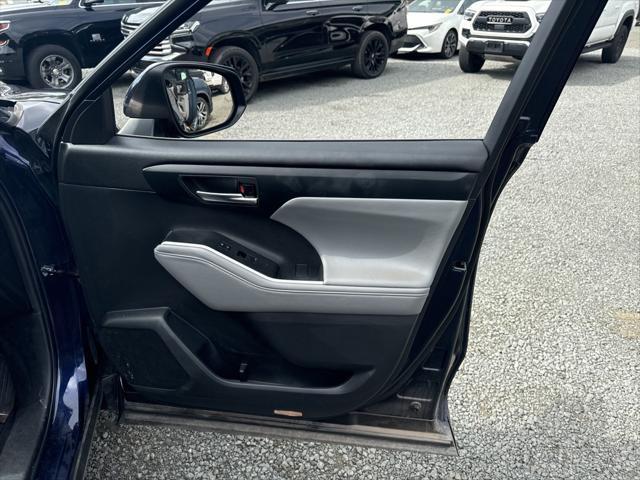 used 2022 Toyota Highlander car, priced at $34,999