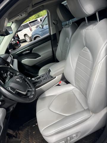 used 2022 Toyota Highlander car, priced at $34,999