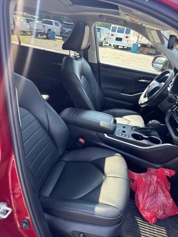 used 2023 Toyota Highlander car, priced at $34,999