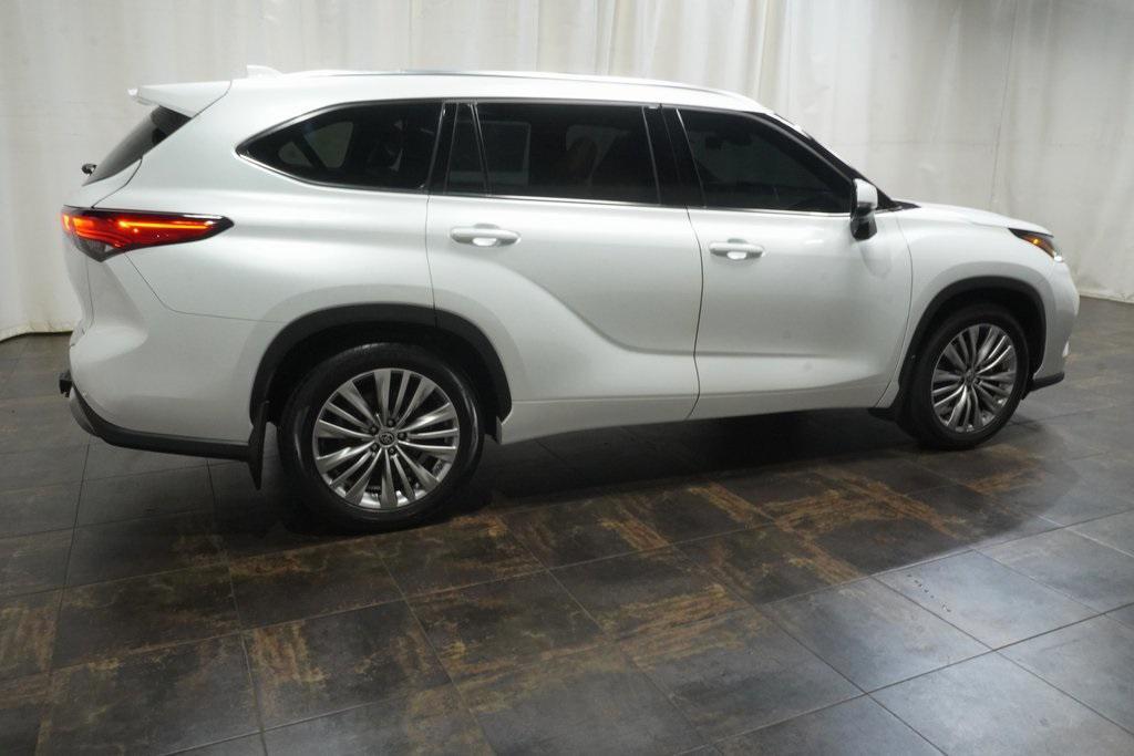 used 2022 Toyota Highlander car, priced at $39,990
