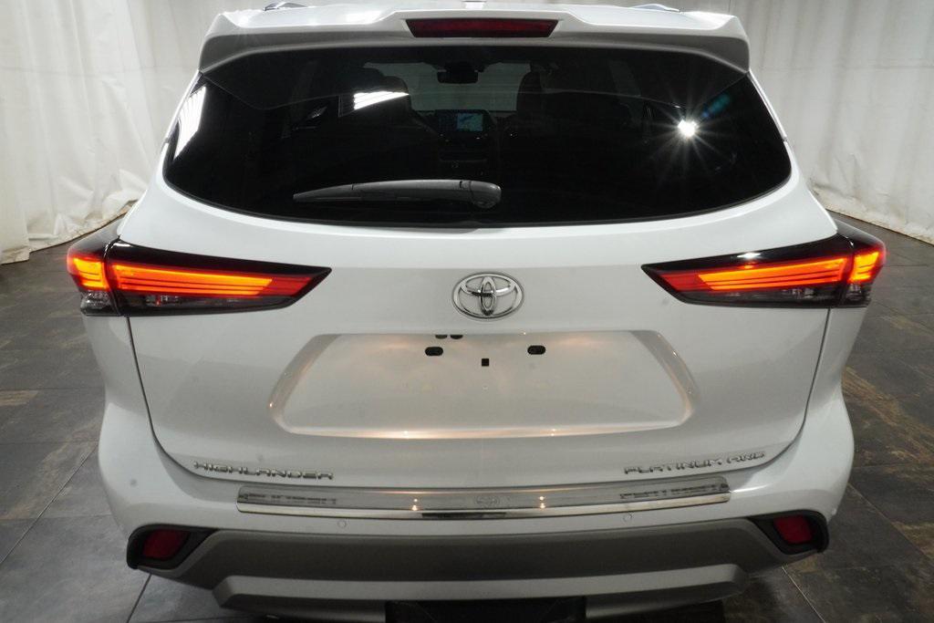 used 2022 Toyota Highlander car, priced at $39,990