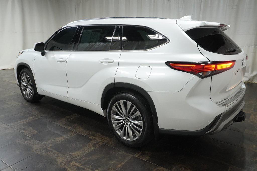 used 2022 Toyota Highlander car, priced at $39,990