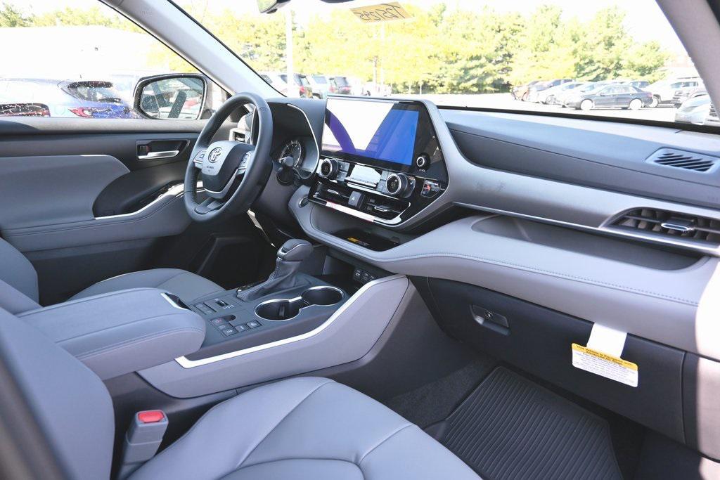 new 2025 Toyota Highlander car, priced at $45,853