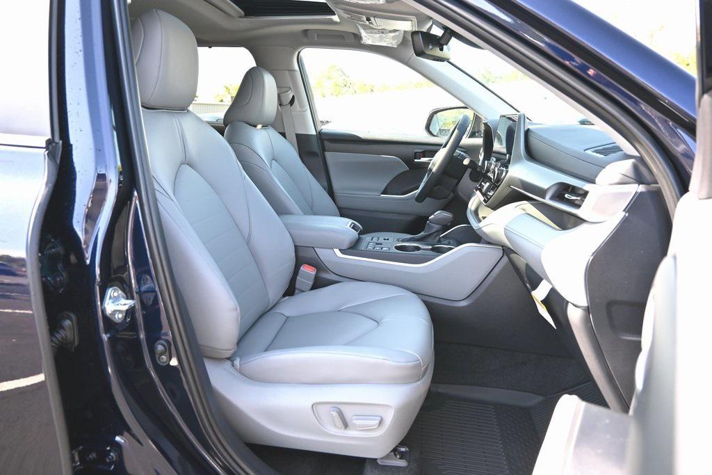 new 2025 Toyota Highlander car, priced at $45,853