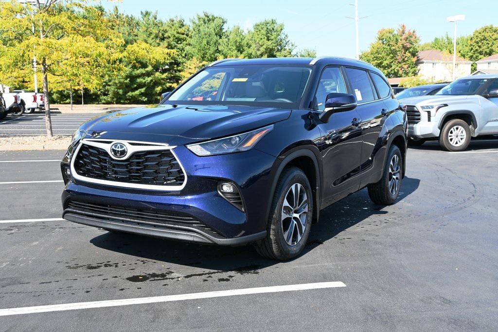 new 2025 Toyota Highlander car, priced at $45,853