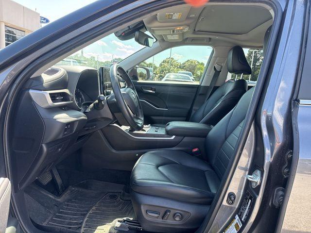 used 2023 Toyota Highlander car, priced at $36,882