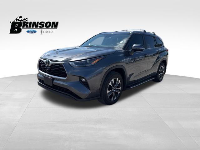 used 2023 Toyota Highlander car, priced at $36,882