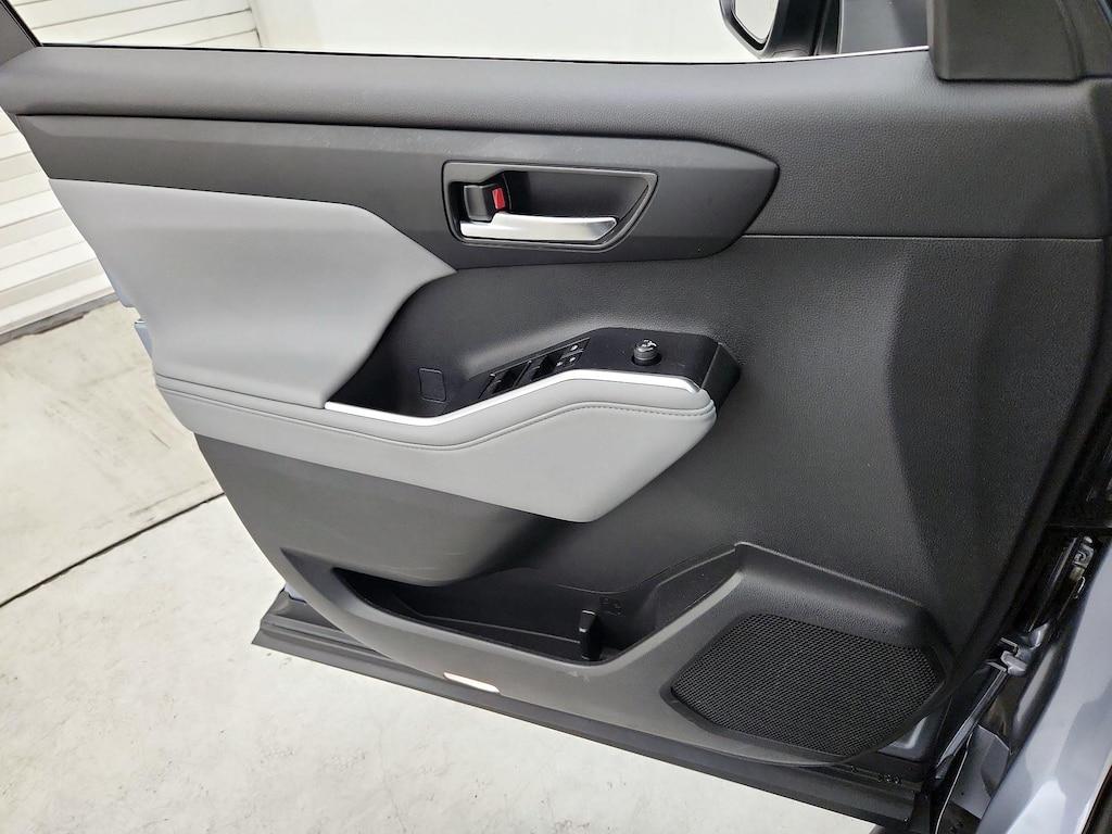 used 2024 Toyota Highlander car, priced at $42,998