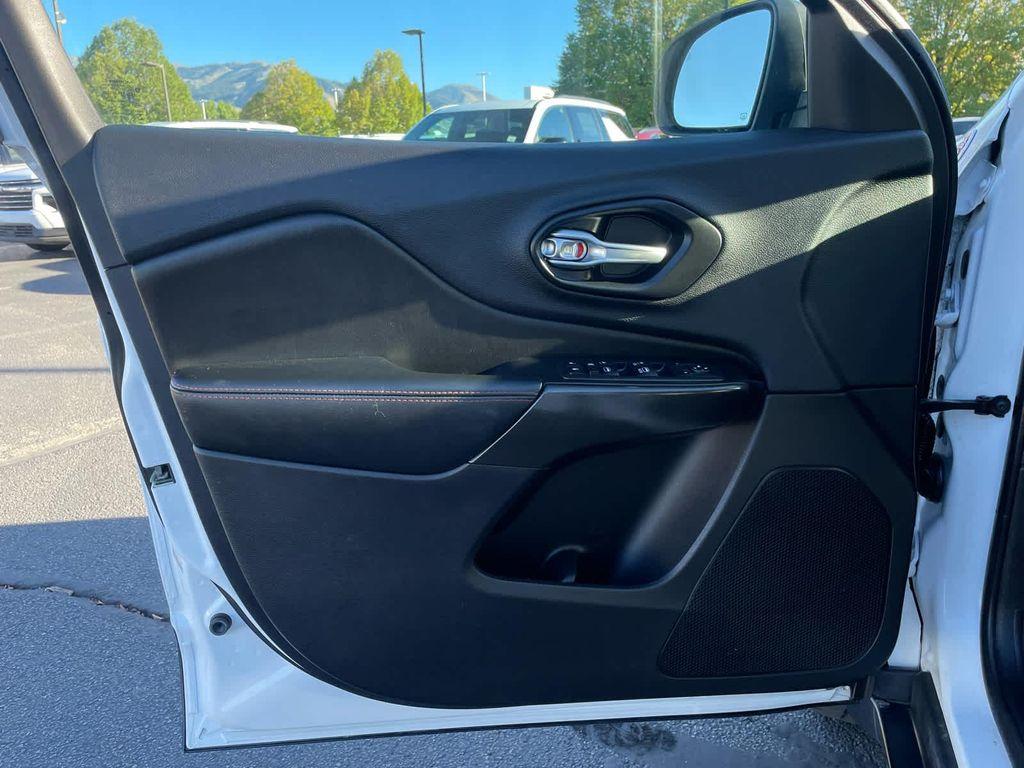 used 2019 Jeep Cherokee car, priced at $17,995