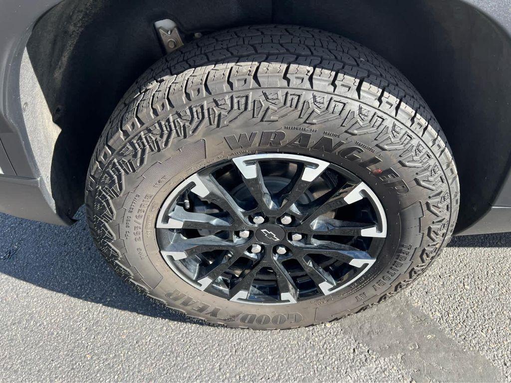 used 2025 Chevrolet Traverse car, priced at $49,977