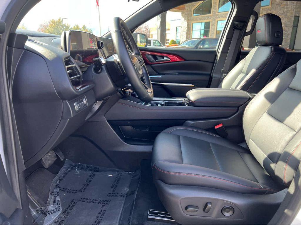 used 2025 Chevrolet Traverse car, priced at $49,977