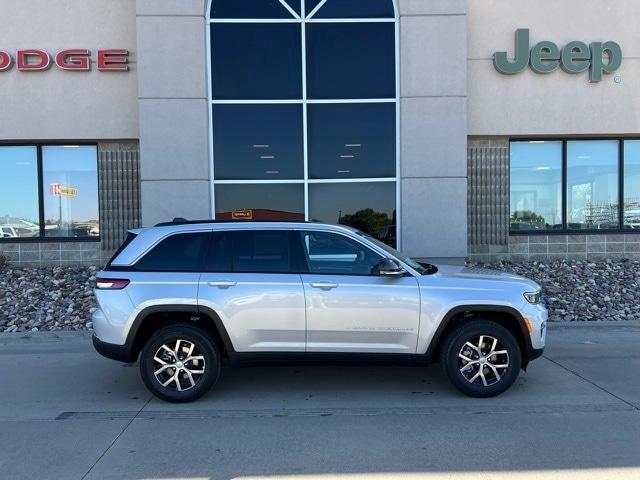 new 2025 Jeep Grand Cherokee car, priced at $46,402