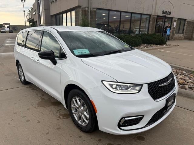 new 2025 Chrysler Pacifica car, priced at $41,752