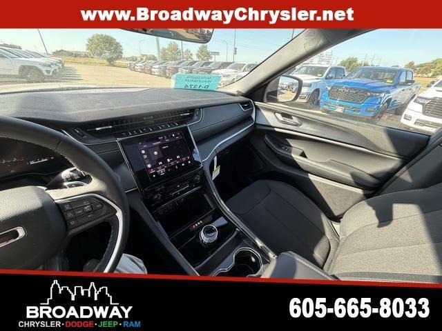 new 2025 Jeep Grand Cherokee car, priced at $40,995
