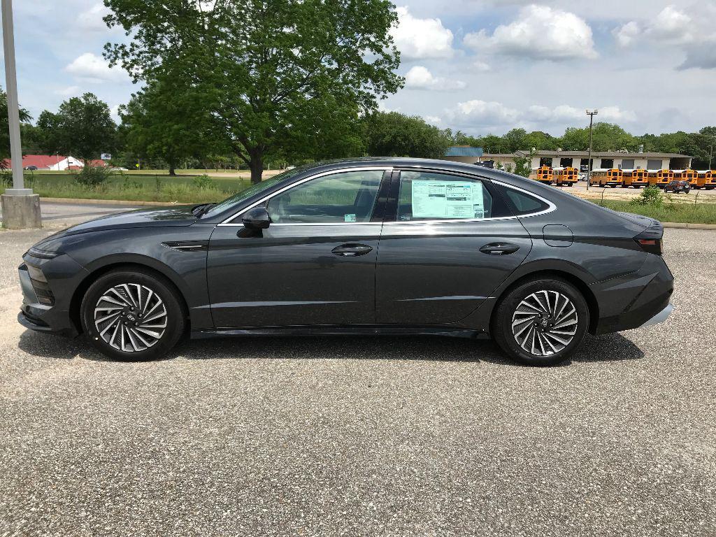 new 2025 Hyundai Sonata Hybrid car, priced at $31,330