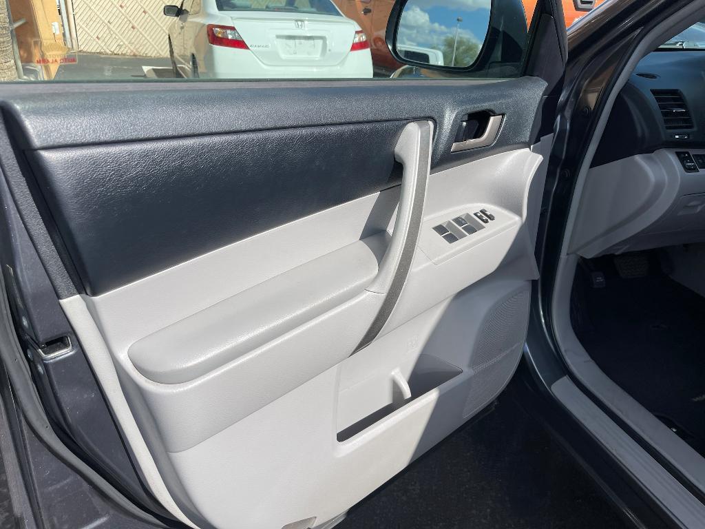 used 2012 Toyota Highlander car, priced at $10,995