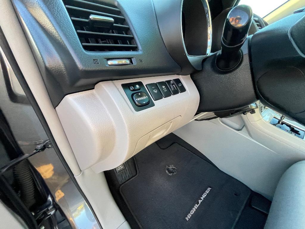 used 2013 Toyota Highlander car, priced at $11,995