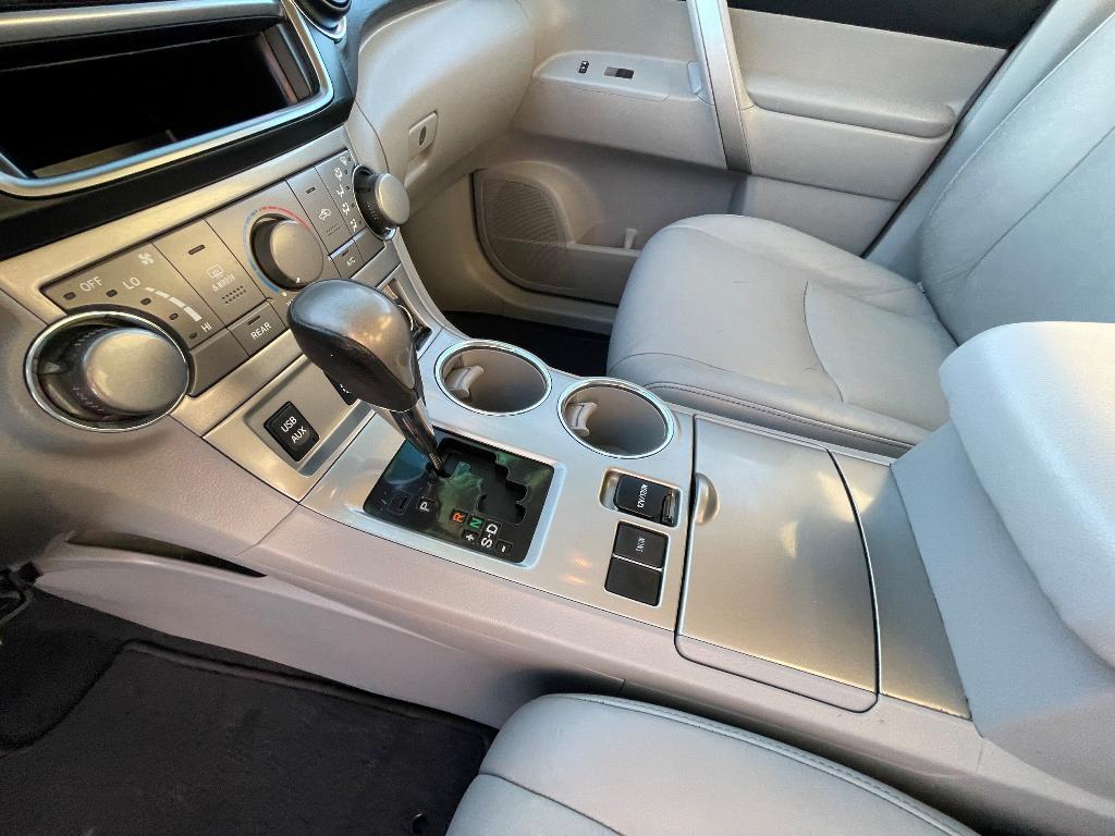 used 2013 Toyota Highlander car, priced at $11,995