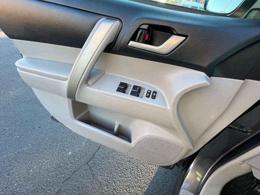 used 2013 Toyota Highlander car, priced at $11,995
