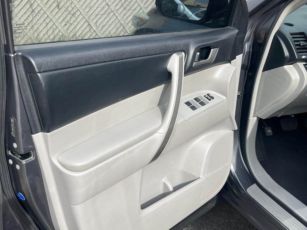 used 2013 Toyota Highlander car, priced at $14,495