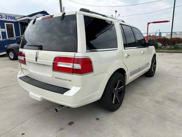 used 2007 Lincoln Navigator car, priced at $7,995