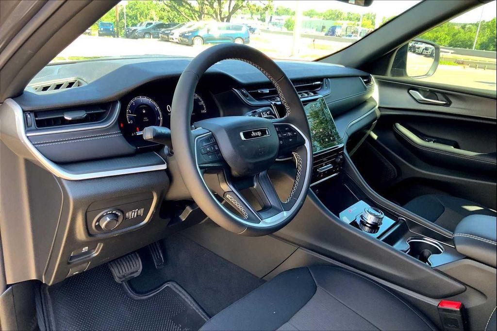 new 2025 Jeep Grand Cherokee car, priced at $38,499