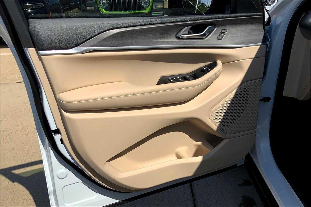 new 2025 Jeep Grand Cherokee L car, priced at $46,999