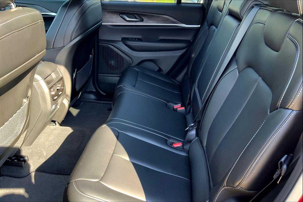 new 2025 Jeep Grand Cherokee car, priced at $47,999