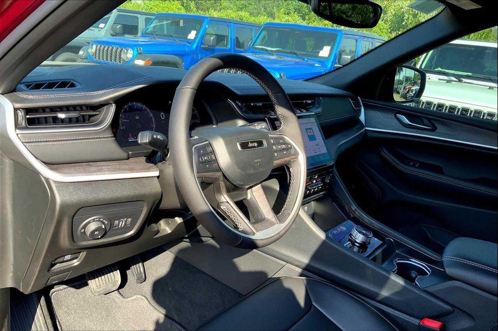 new 2025 Jeep Grand Cherokee car, priced at $47,999