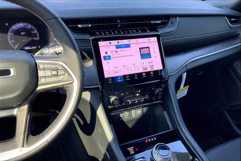new 2025 Jeep Grand Cherokee car, priced at $47,999