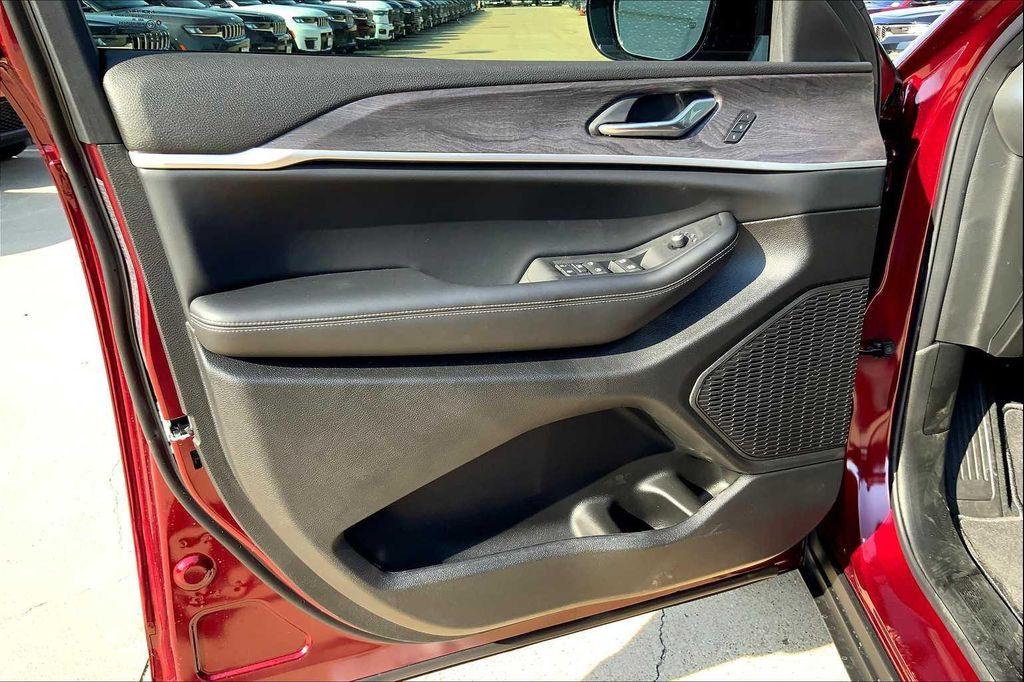 new 2025 Jeep Grand Cherokee car, priced at $47,999