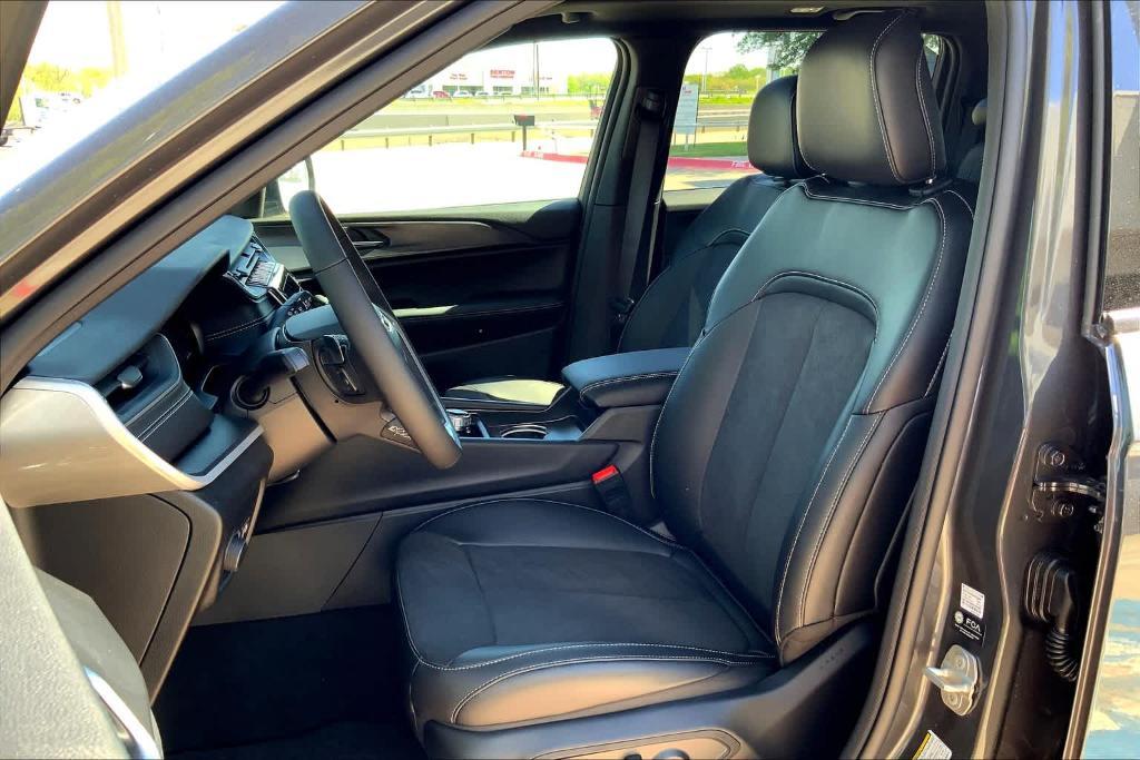 new 2024 Jeep Grand Cherokee car, priced at $43,999