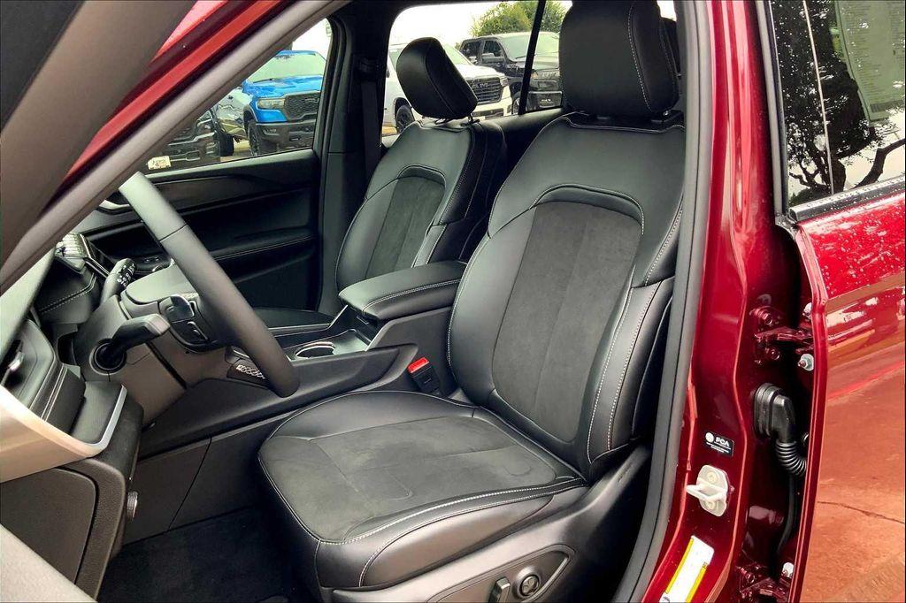 new 2025 Jeep Grand Cherokee car, priced at $42,499