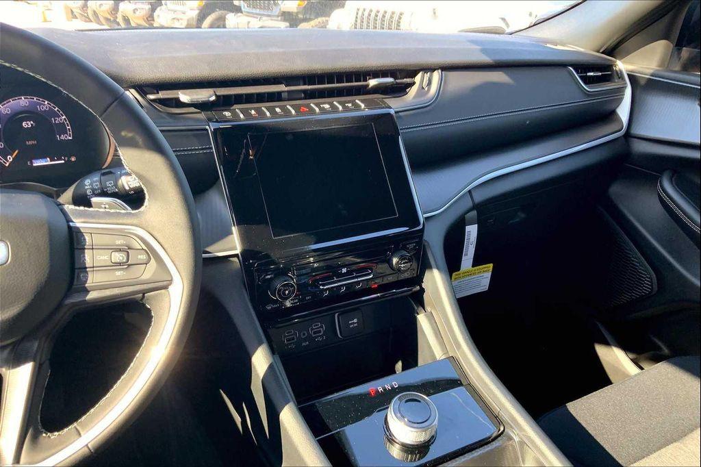 new 2025 Jeep Grand Cherokee car, priced at $37,999