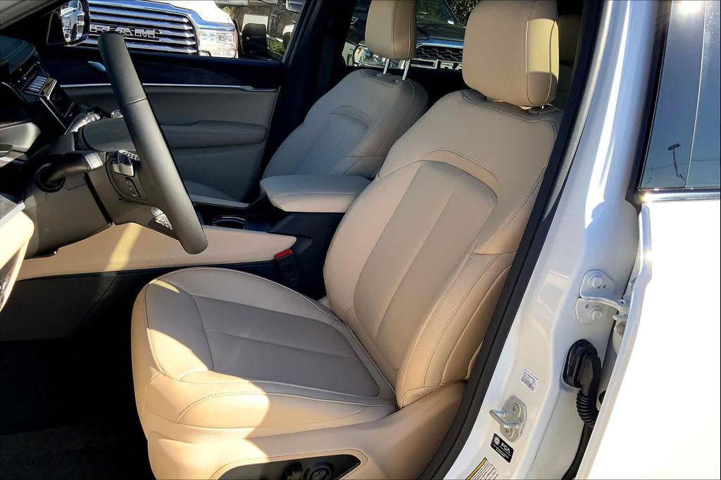 new 2025 Jeep Grand Cherokee L car, priced at $44,999