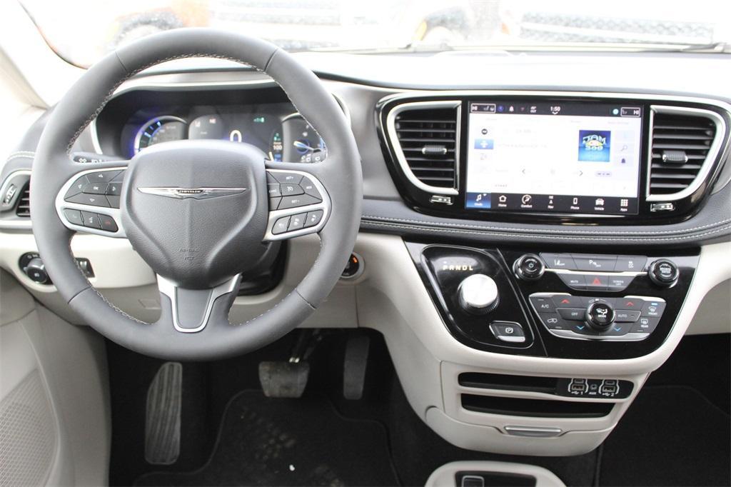 used 2024 Chrysler Pacifica Hybrid car