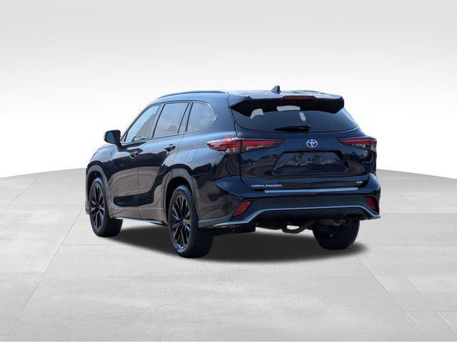used 2024 Toyota Highlander car, priced at $42,999